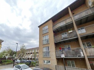 2 bedroom flat for rent in Belton Way, E3