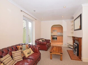 2 bedroom flat for rent in Brightwell Crescent, Tooting Broadway, SW17