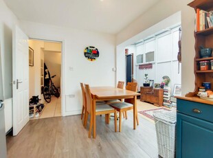 2 bedroom flat for rent in Castelnau, London, SW13
