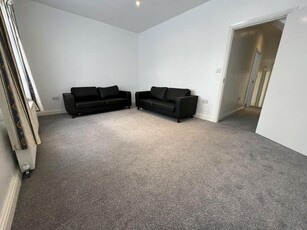 2 bedroom flat for rent in Hambrough Road, Southall, UB1