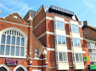 2 bedroom flat for rent in High Street, Worthing, West Sussex, BN11