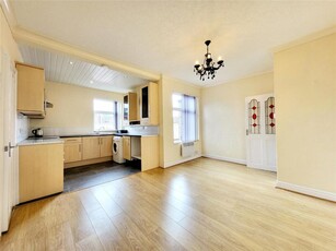 2 bedroom flat for rent in Leamington Road, Reddish, Stockport, SK5