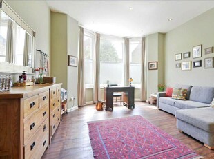 2 bedroom flat for rent in Plympton Road, Kilburn, London, NW6