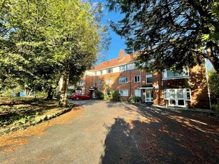 2 bedroom ground floor flat for rent in Barons Court, Poole Road BH12