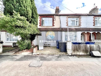 2 Bedroom Maisonette For Sale In Southall