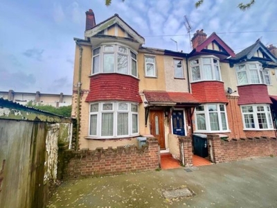 2 bedroom semi-detached house for sale London, E13 9DS