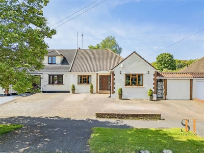 3 bedroom bungalow for sale in Pear Trees, Ingrave, Brentwood, Essex, CM13