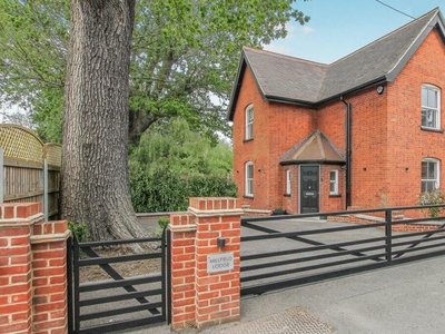 3 bedroom detached house for sale in Ashwells Road, Pilgrims Hatch, Brentwood, CM15