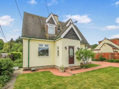 3 bedroom detached house for sale in Wyatts Green Road, Wyatts Green, Brentwood, CM15