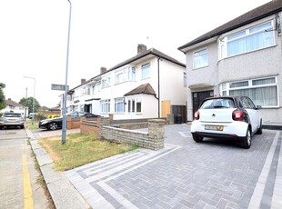 3 bedroom end of terrace house for rent in Franklyn Gardens, Hainault, IG6