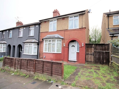 3 bedroom end of terrace house for sale in Overstone Road, Luton, LU4