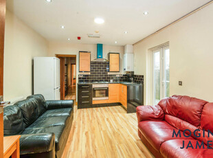 3 bedroom flat for rent in Claude Road, CF24