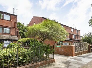 3 bedroom flat for rent in Crown Close, West Hampstead, NW6