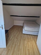 3 bedroom flat for rent in Flat , - John Street, Luton, LU1