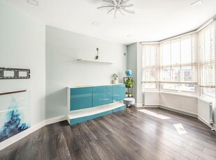 3 bedroom maisonette for rent in Grange Avenue, North Finchley, London, N12