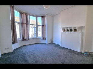 3 bedroom semi-detached house for rent in Grafton Road, Bedford, MK40