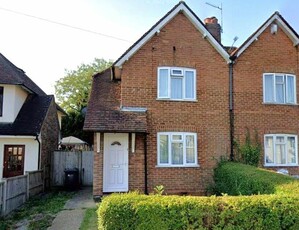 3 bedroom semi-detached house for rent in Raymond Crescent, Guildford, Surrey, GU2