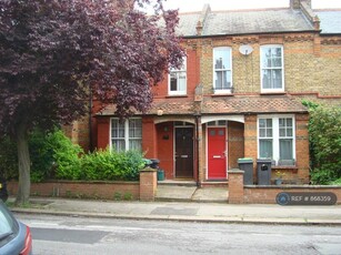 3 bedroom terraced house for rent in Morley Avenue, London, N22