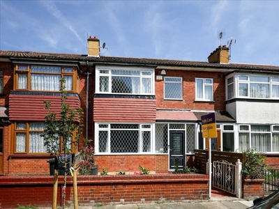3 bedroom terraced house for sale in Creighton Road, Ealing, W5