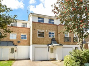 3 bedroom town house for rent in Helegan Close,Orpington,BR6