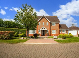 4 bedroom detached house for sale in Hawthorn Grove, Oadby, Leicester, LE2