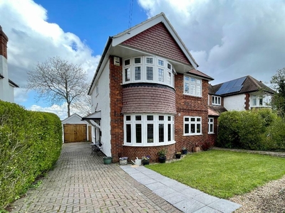 4 bedroom detached house for sale in Langley Oaks Avenue, South Croydon, CR2 8DH, CR2