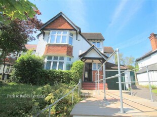 4 bedroom house for rent in 4 bedroom Detached House in Purley, CR8