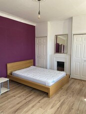 4 bedroom house share for rent in Broadfield Road, SE6