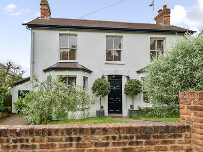4 bedroom property for sale in Upper Weybourne Lane, Farnham, GU9