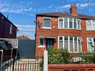 4 bedroom semi-detached house for rent in Brentbridge Road, Manchester, M14