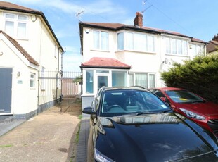 4 bedroom semi-detached house for rent in Rushden Gardens, Ilford, IG5