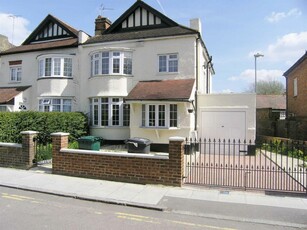 4 bedroom semi-detached house for rent in Sunningfields Road, Hendon, London NW4 4RL, NW4