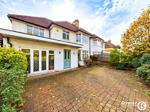 4 bedroom semi-detached house for rent in Whitchurch Lane, Edgware, HA8