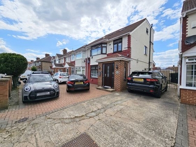 4 bedroom semi-detached house for sale Hounslow, TW5 9BN
