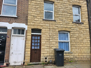 5 bedroom terraced house for rent in Cowper Street, Luton, Bedfordshire, LU1
