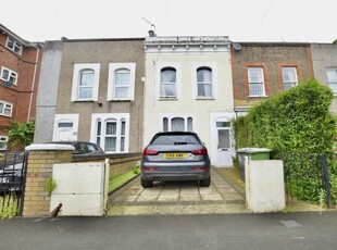 5 bedroom terraced house for rent in Gurney Road, Stratford, E15