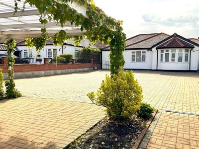 Detached bungalow to rent in Woodmere Avenue, Croydon CR0