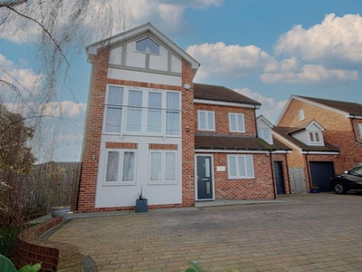 Detached house to rent in Dunton Road, Basildon SS15