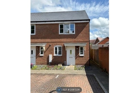 End terrace house to rent in Roe Gardens, Reading RG7