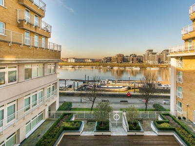 Flat in Oyster Wharf, Lombard Road, Battersea Square, SW11