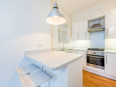 Flat in Sutton Court Road, Chiswick, W4