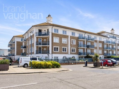 Flat to rent in Britannia Court, The Strand, Brighton BN2