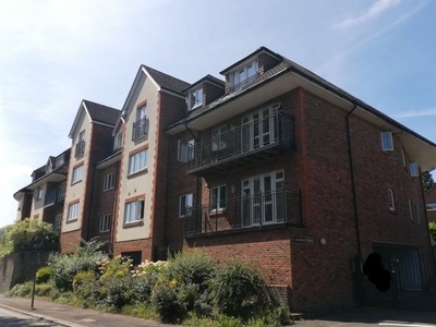 Flat to rent in Brook Road, Redhill RH1