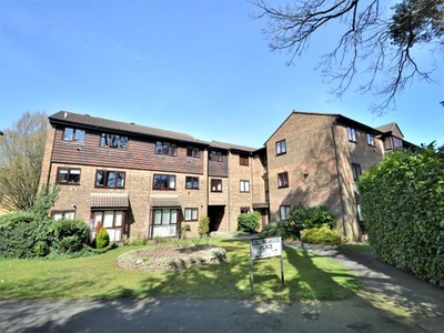 Flat to rent in Collingwood Place, Walton-On-Thames KT12