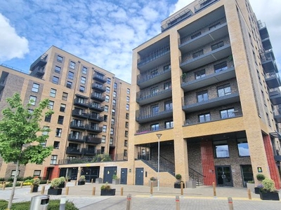 Flat to rent in Colnebank Drive, Watford WD18