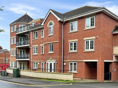 Flat to rent in Coningsby Road, High Wycombe HP13