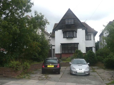 Flat to rent in Crowstone Court, Holland Road, Westcliff-On-Sea SS0