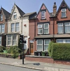 Flat to rent in Dewsbury Road, Beeston, Leeds LS11