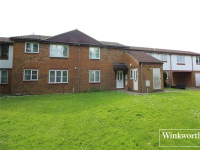 Flat to rent in Farm Close, Borehamwood, Hertfordshire WD6