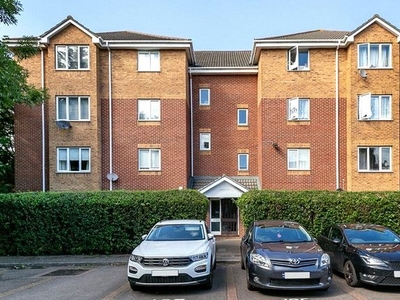 Flat to rent in Franklin Way, Croydon CR0